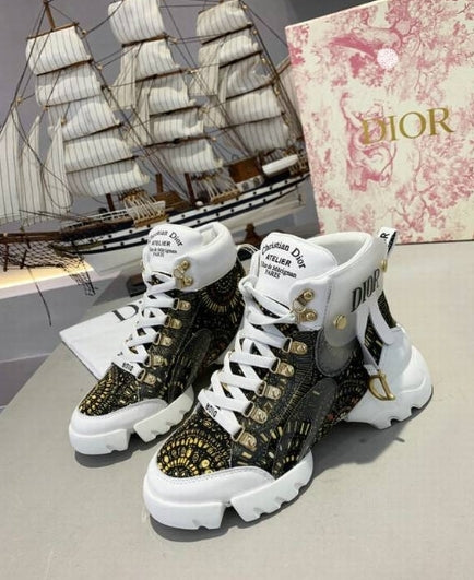 Les sneakers Dior Femme incarnent l’alliance parfaite entre élégance intemporelle et design contemporain. Exceptionnel avant-gardistes 