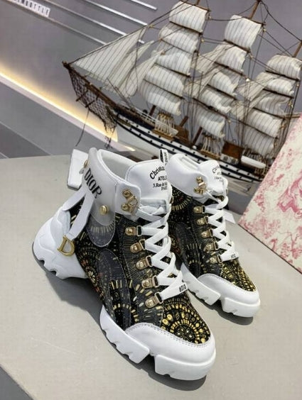 Les sneakers Dior Femme incarnent l’alliance parfaite entre élégance intemporelle et design contemporain. Exceptionnel avant-gardistes 