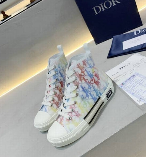 Les sneakers Dior Femme incarnent l’alliance parfaite entre élégance intemporelle et design contemporain. Exceptionnel avant-gardistes 
