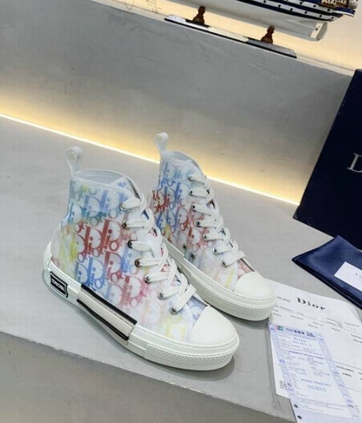 Les sneakers Dior Femme incarnent l’alliance parfaite entre élégance intemporelle et design contemporain. Exceptionnel avant-gardistes 