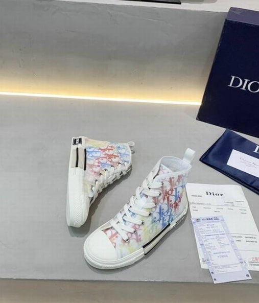 Les sneakers Dior Femme incarnent l’alliance parfaite entre élégance intemporelle et design contemporain. Exceptionnel avant-gardistes 