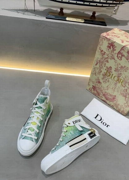 Les sneakers Dior Femme incarnent l’alliance parfaite entre élégance intemporelle et design contemporain. Exceptionnel avant-gardistes 