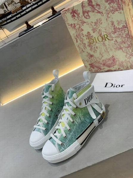 Les sneakers Dior Femme incarnent l’alliance parfaite entre élégance intemporelle et design contemporain. Exceptionnel avant-gardistes 