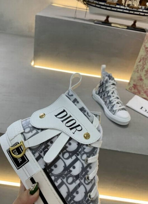 Les sneakers Dior Femme incarnent l’alliance parfaite entre élégance intemporelle et design contemporain. Exceptionnel avant-gardistes 