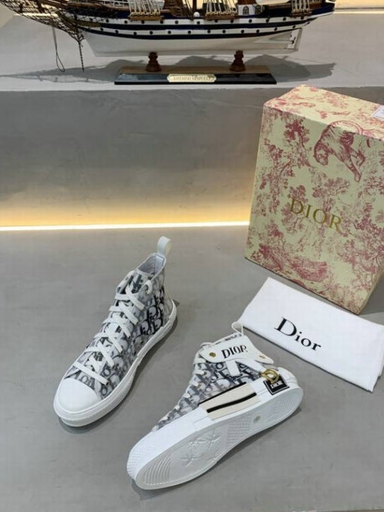 Les sneakers Dior Femme incarnent l’alliance parfaite entre élégance intemporelle et design contemporain. Exceptionnel avant-gardistes 