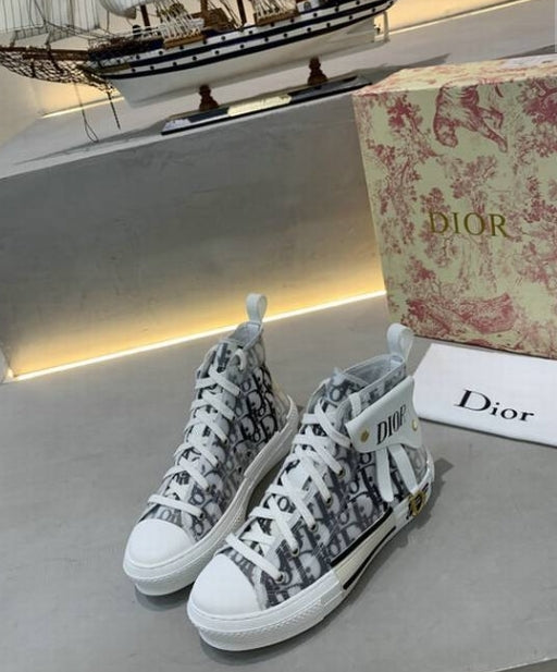 Les sneakers Dior Femme incarnent l’alliance parfaite entre élégance intemporelle et design contemporain. Exceptionnel avant-gardistes 
