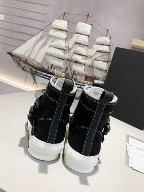 Les sneakers Dior Femme incarnent l’alliance parfaite entre élégance intemporelle et design contemporain. Exceptionnel avant-gardistes 