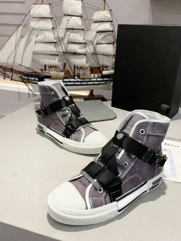 Les sneakers Dior Femme incarnent l’alliance parfaite entre élégance intemporelle et design contemporain. Exceptionnel avant-gardistes 