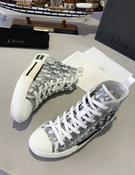 Les sneakers Dior Femme incarnent l’alliance parfaite entre élégance intemporelle et design contemporain. Exceptionnel avant-gardistes 