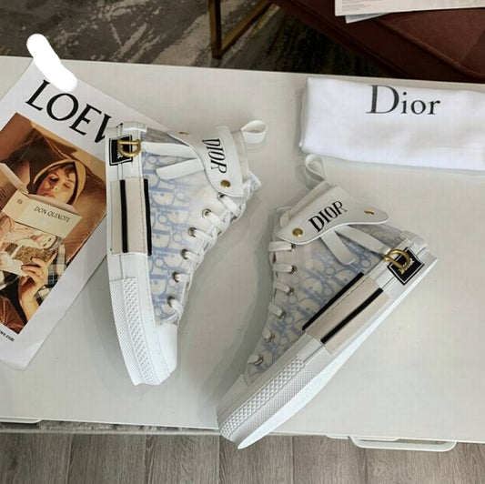 Les sneakers Dior Femme incarnent l’alliance parfaite entre élégance intemporelle et design contemporain. Exceptionnel avant-gardistes 