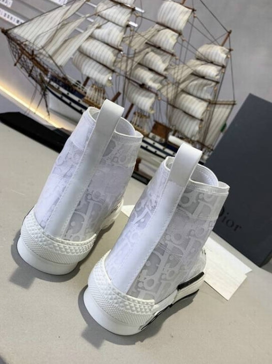 Les sneakers Dior Femme incarnent l’alliance parfaite entre élégance intemporelle et design contemporain. Exceptionnel avant-gardistes 