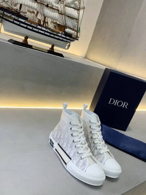 Les sneakers Dior Femme incarnent l’alliance parfaite entre élégance intemporelle et design contemporain. Exceptionnel avant-gardistes 