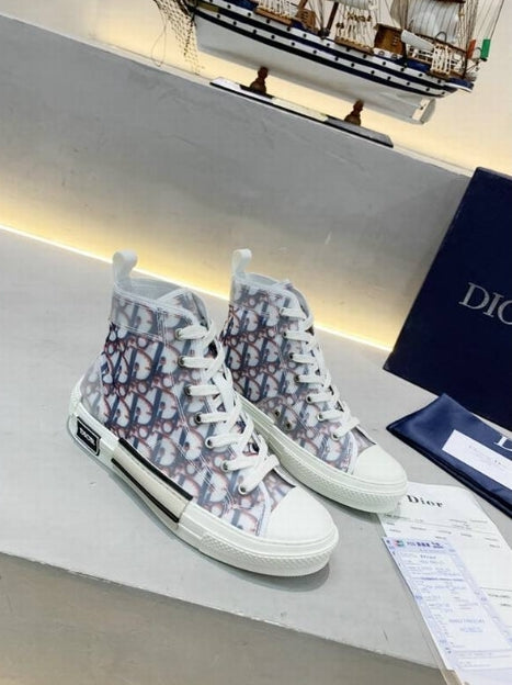 Les sneakers Dior Femme incarnent l’alliance parfaite entre élégance intemporelle et design contemporain. Exceptionnel avant-gardistes 