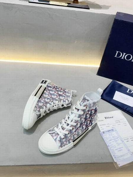 Les sneakers Dior Femme incarnent l’alliance parfaite entre élégance intemporelle et design contemporain. Exceptionnel avant-gardistes 