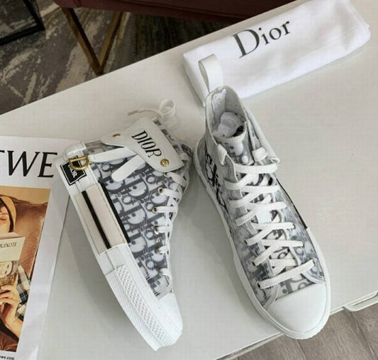 Les sneakers Dior Femme incarnent l’alliance parfaite entre élégance intemporelle et design contemporain. Exceptionnel avant-gardistes 