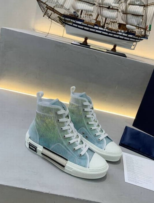 Les sneakers Dior Femme incarnent l’alliance parfaite entre élégance intemporelle et design contemporain. Exceptionnel avant-gardistes