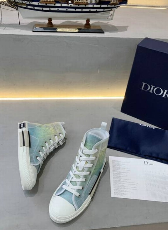 Les sneakers Dior Femme incarnent l’alliance parfaite entre élégance intemporelle et design contemporain. Exceptionnel avant-gardistes 