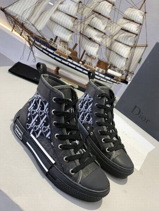 Les sneakers Dior Femme incarnent l’alliance parfaite entre élégance intemporelle et design contemporain. Exceptionnel avant-gardistes