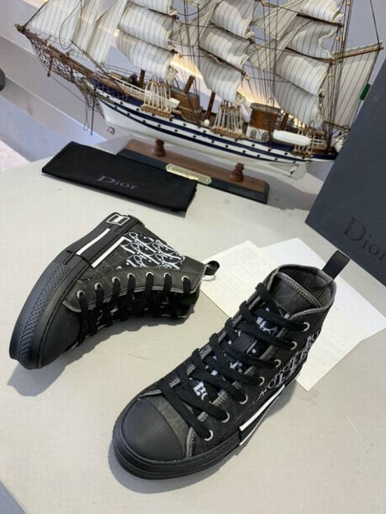 Les sneakers Dior Femme incarnent l’alliance parfaite entre élégance intemporelle et design contemporain. Exceptionnel avant-gardistes 