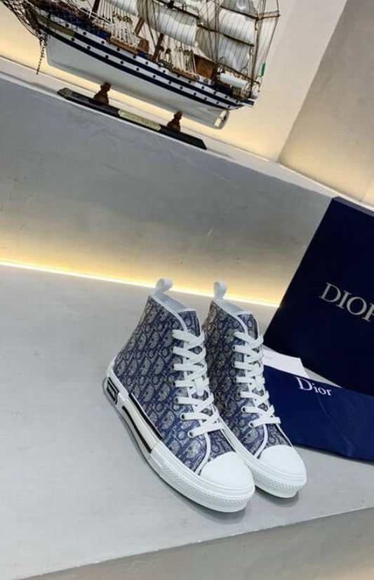 Les sneakers Dior Femme incarnent l’alliance parfaite entre élégance intemporelle et design contemporain. Exceptionnel avant-gardistes