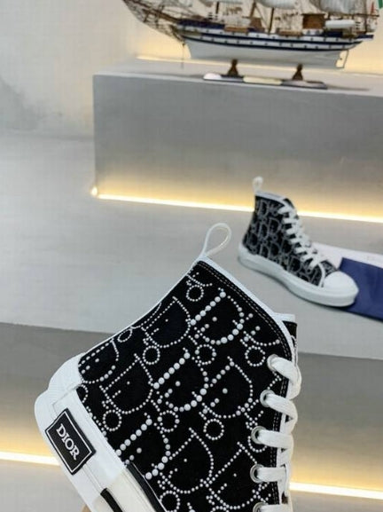 Les sneakers Dior Femme incarnent l’alliance parfaite entre élégance intemporelle et design contemporain. Exceptionnel avant-gardistes 