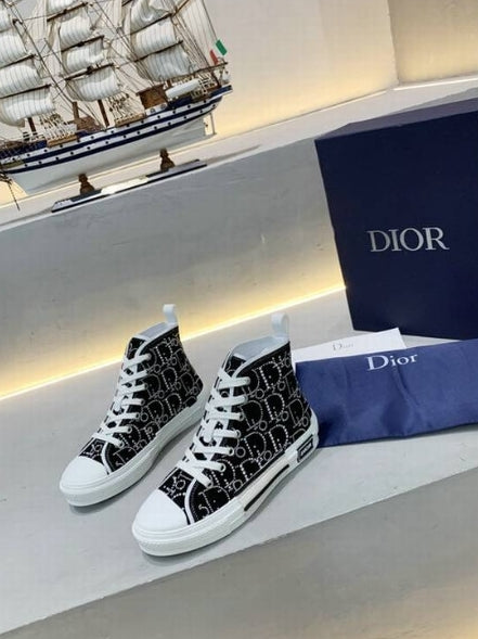 Les sneakers Dior Femme incarnent l’alliance parfaite entre élégance intemporelle et design contemporain. Exceptionnel avant-gardistes
