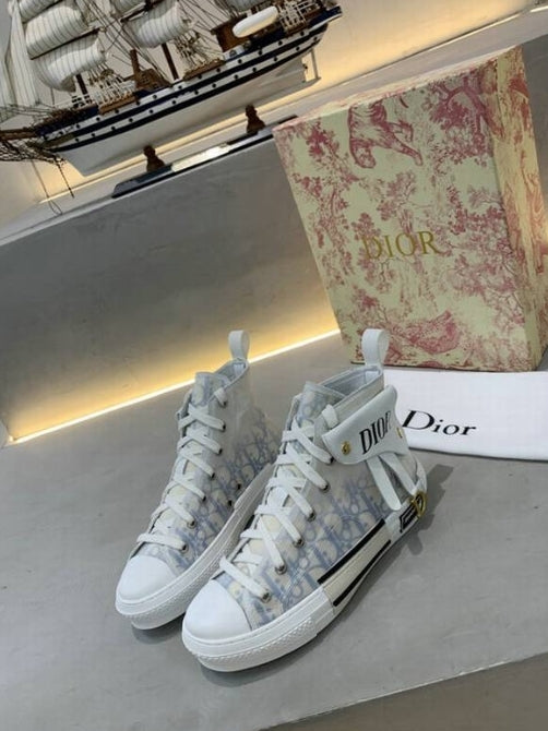 Les sneakers Dior Femme incarnent l’alliance parfaite entre élégance intemporelle et design contemporain. Exceptionnel avant-gardistes