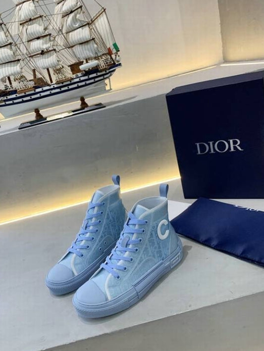 Les sneakers Dior Femme incarnent l’alliance parfaite entre élégance intemporelle et design contemporain. Exceptionnel avant-gardistes