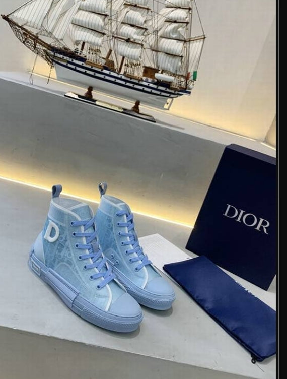 Les sneakers Dior Femme incarnent l’alliance parfaite entre élégance intemporelle et design contemporain. Exceptionnel avant-gardistes 