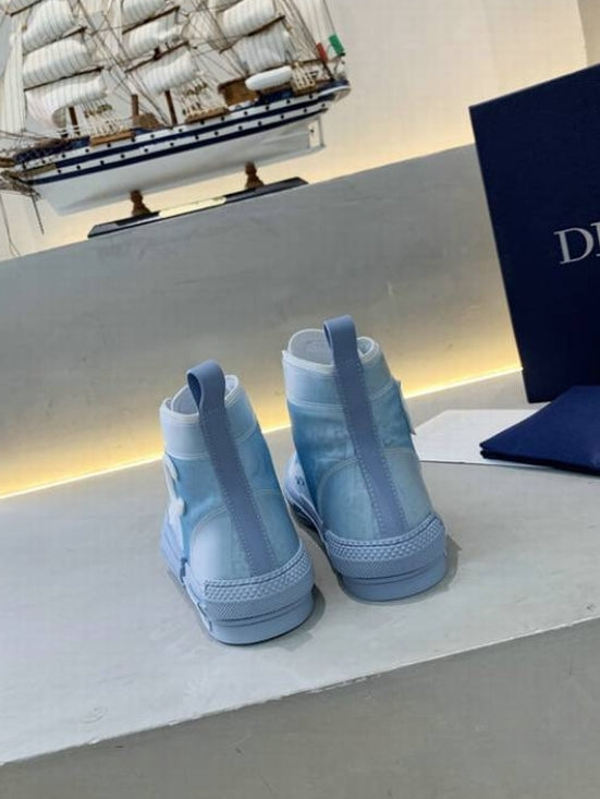 Les sneakers Dior Femme incarnent l’alliance parfaite entre élégance intemporelle et design contemporain. Exceptionnel avant-gardistes 