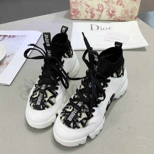 Les sneakers Dior Femme incarnent l’alliance parfaite entre élégance intemporelle et design contemporain. Exceptionnel avant-gardistes 