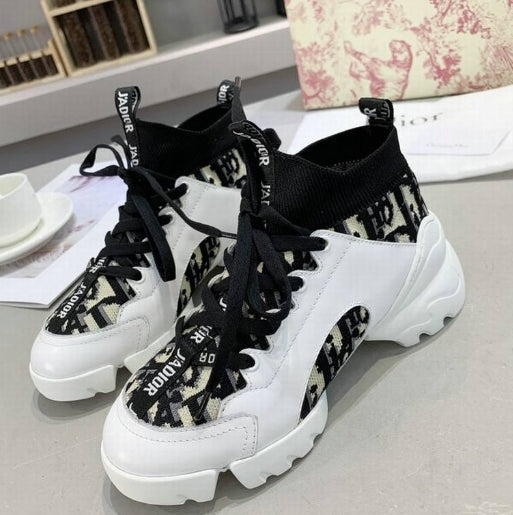 Les sneakers Dior Femme incarnent l’alliance parfaite entre élégance intemporelle et design contemporain. Exceptionnel avant-gardistes