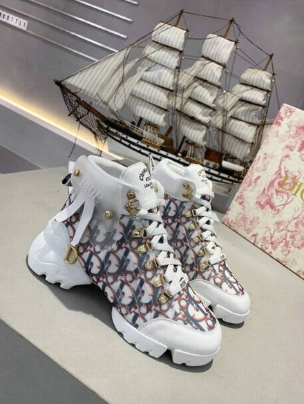 Les sneakers Dior Femme incarnent l’alliance parfaite entre élégance intemporelle et design contemporain. Exceptionnel avant-gardistes 