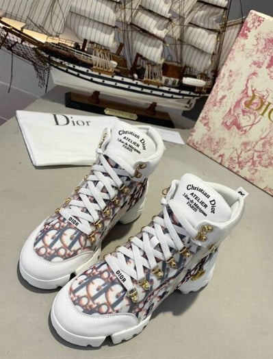 Les sneakers Dior Femme incarnent l’alliance parfaite entre élégance intemporelle et design contemporain. Exceptionnel avant-gardistes 