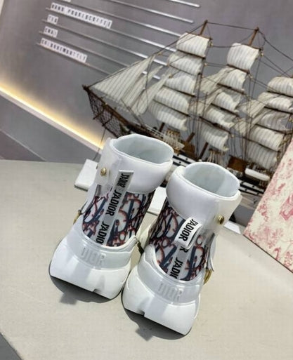 Les sneakers Dior Femme incarnent l’alliance parfaite entre élégance intemporelle et design contemporain. Exceptionnel avant-gardistes 