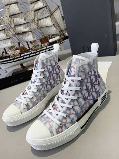 Les sneakers Dior Femme incarnent l’alliance parfaite entre élégance intemporelle et design contemporain. Exceptionnel avant-gardistes
