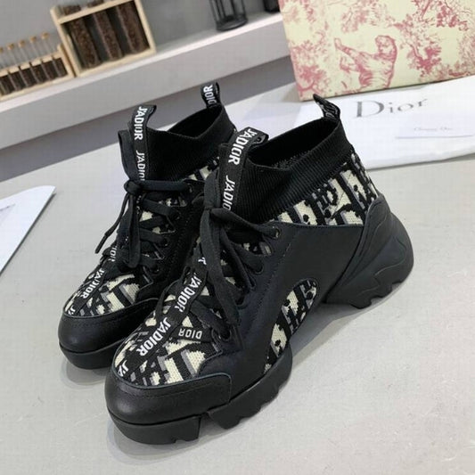 Les sneakers Dior Femme incarnent l’alliance parfaite entre élégance intemporelle et design contemporain.