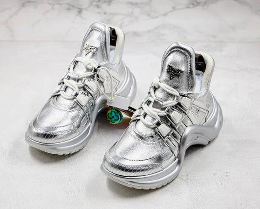 Les sneakers Louis Vuitton Archlight Femme représentent l’équilibre parfait entre l’élégance emblématique et l’innovation stylistique.