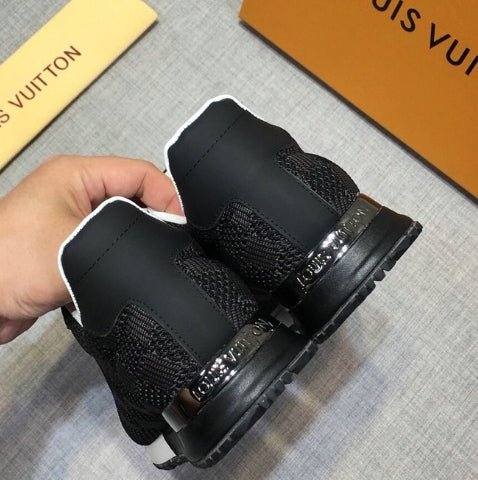 Les sneakers Louis Vuitton Low Femme représentent l’équilibre parfait entre l’élégance emblématique et l’innovation stylistique.