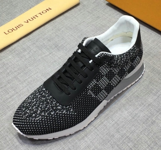 Les sneakers Louis Vuitton Low Femme représentent l’équilibre parfait entre l’élégance emblématique et l’innovation stylistique.