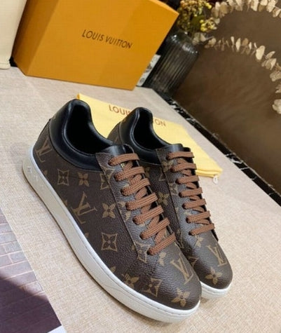 Les sneakers Louis Vuitton Low Femme représentent l’équilibre parfait entre l’élégance emblématique et l’innovation stylistique.