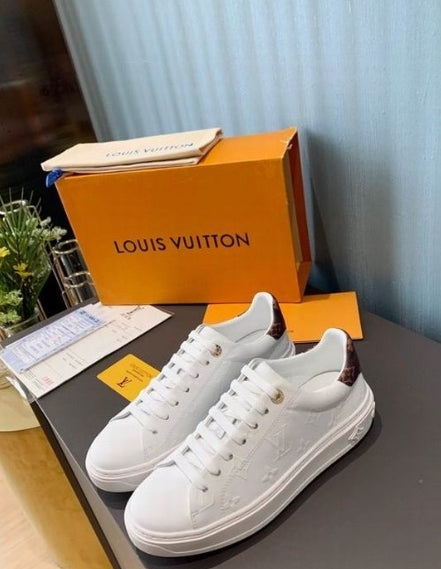 Les sneakers Louis Vuitton Low Femme représentent l’équilibre parfait entre l’élégance emblématique et l’innovation stylistique.