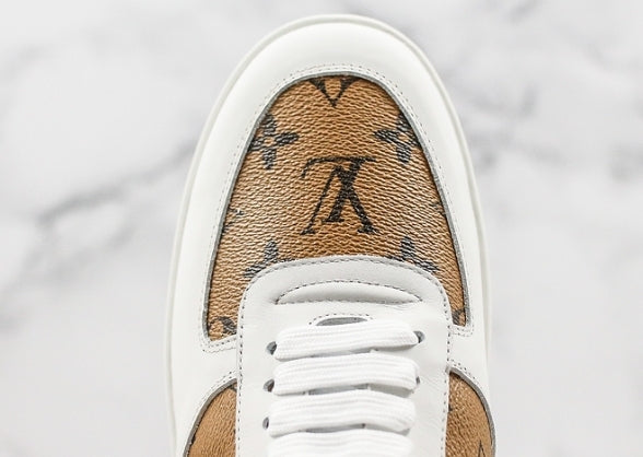 Les sneakers Louis Vuitton Low Femme représentent l’équilibre parfait entre l’élégance emblématique et l’innovation stylistique.