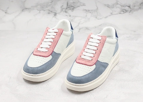 Les sneakers Louis Vuitton Low Femme représentent l’équilibre parfait entre l’élégance emblématique et l’innovation stylistique.