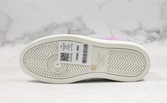 Les sneakers Louis Vuitton Low Femme représentent l’équilibre parfait entre l’élégance emblématique et l’innovation stylistique.