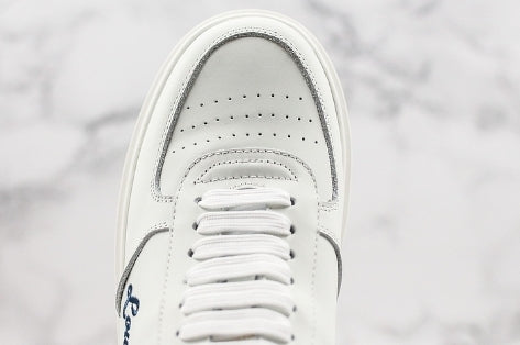 Les sneakers Louis Vuitton Low Femme représentent l’équilibre parfait entre l’élégance emblématique et l’innovation stylistique.