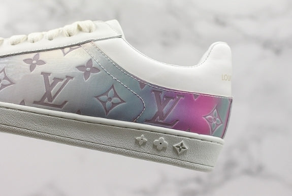 Les sneakers Louis Vuitton Low Femme représentent l’équilibre parfait entre l’élégance emblématique et l’innovation stylistique.