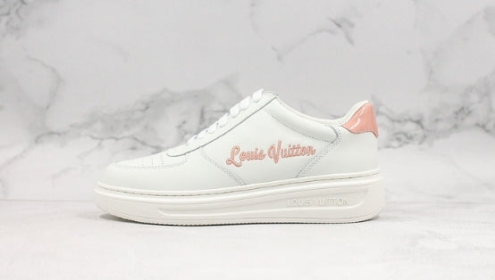 Les sneakers Louis Vuitton Low Femme représentent l’équilibre parfait entre l’élégance emblématique et l’innovation stylistique.