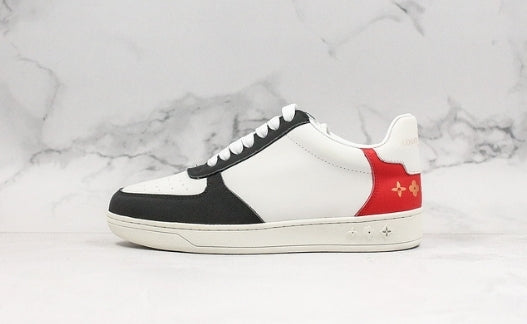 Les sneakers Louis Vuitton Low Femme représentent l’équilibre parfait entre l’élégance emblématique et l’innovation stylistique.
