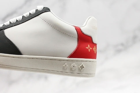 Les sneakers Louis Vuitton Low Femme représentent l’équilibre parfait entre l’élégance emblématique et l’innovation stylistique.